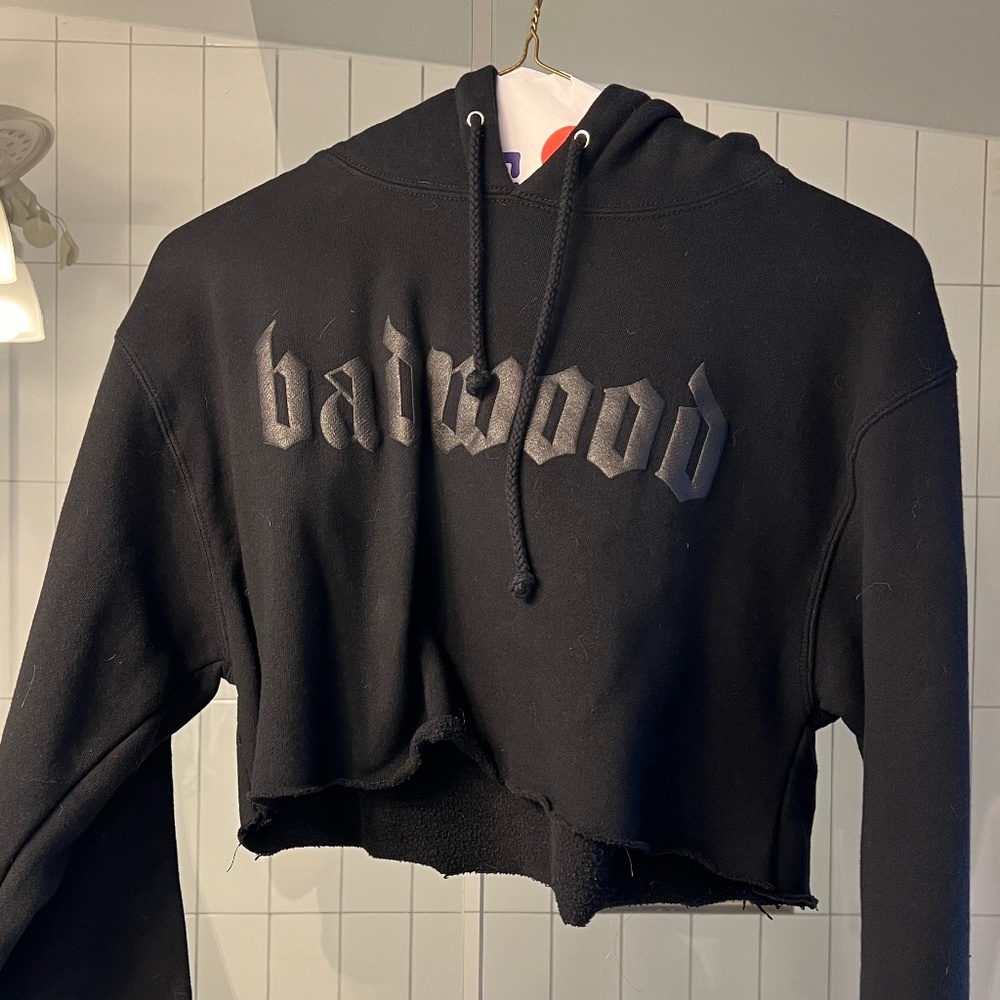 "HARDBODY" Cropped Hoodie in BLACK